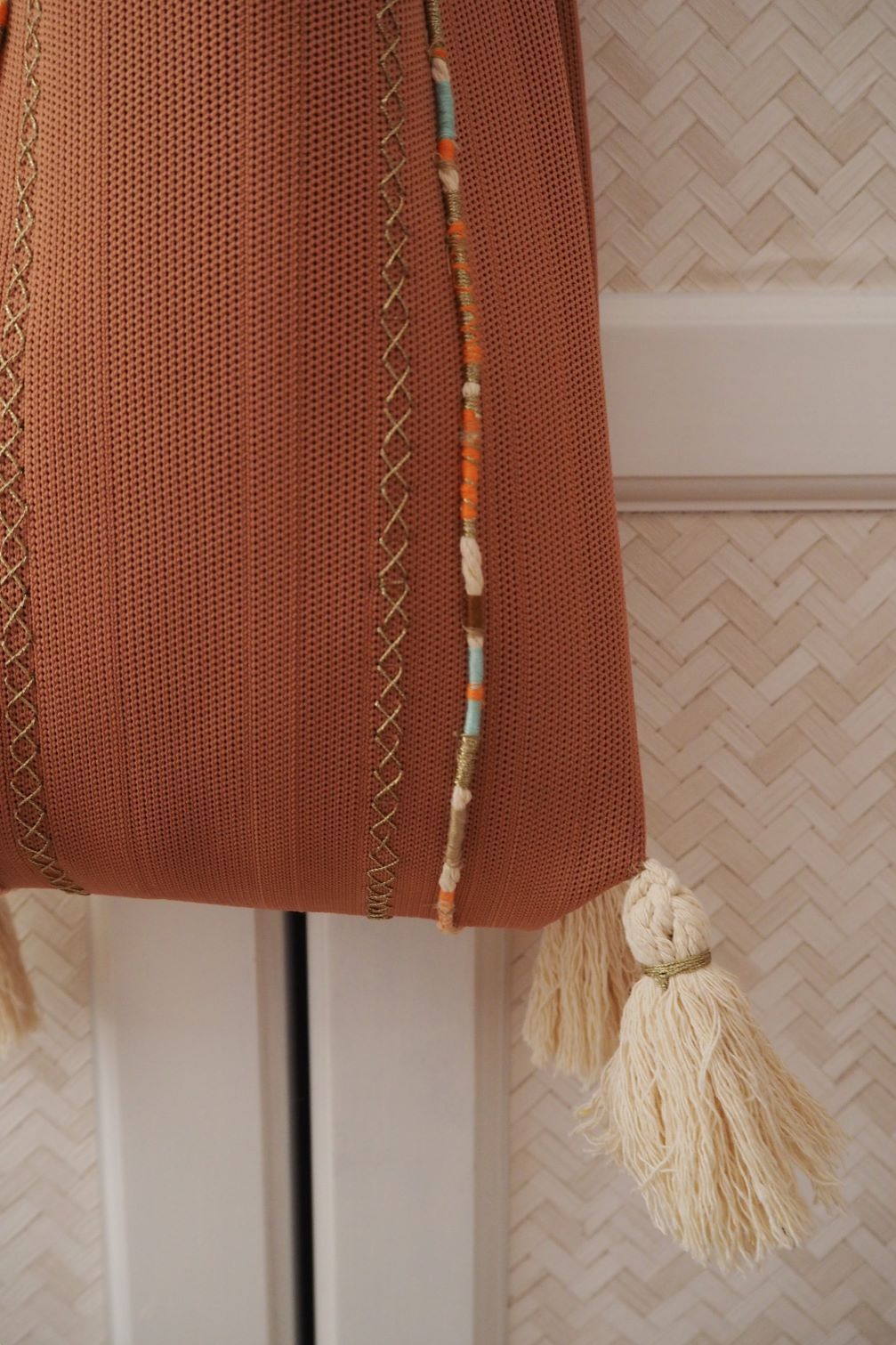 Bolso con borlones de estilo bohemio