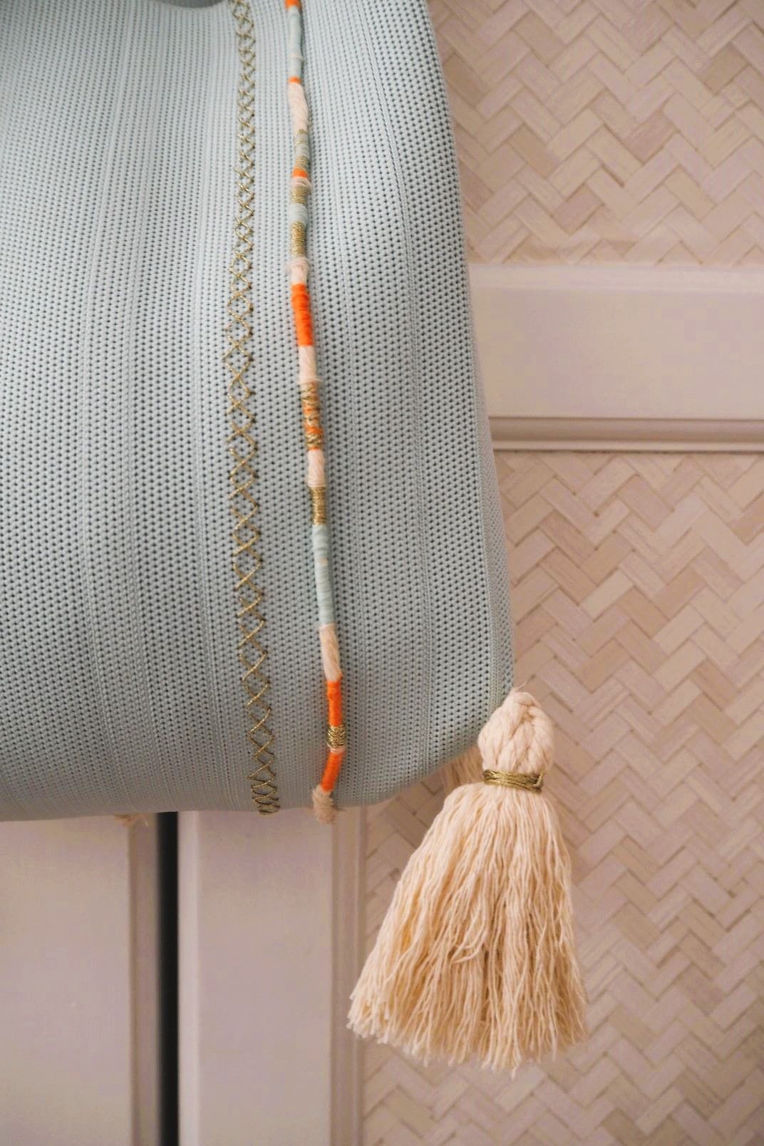 Bolso boho con detalles y borlones muy originales