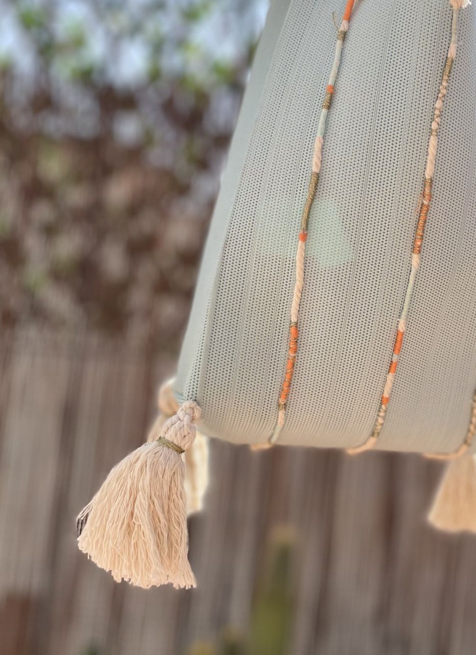 Bolso boho con originales borlones