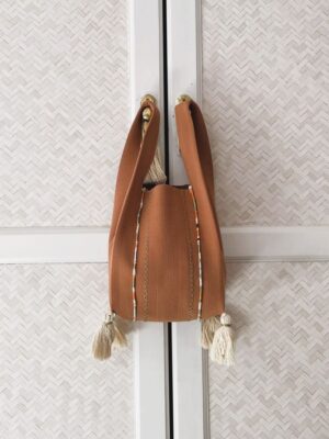 Bolso de estilo boho en color sepia con detalles y borlones muy originales