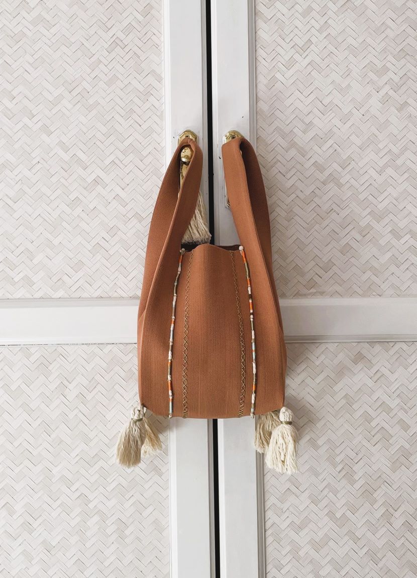 Bolso de estilo boho en color sepia con detalles y borlones muy originales