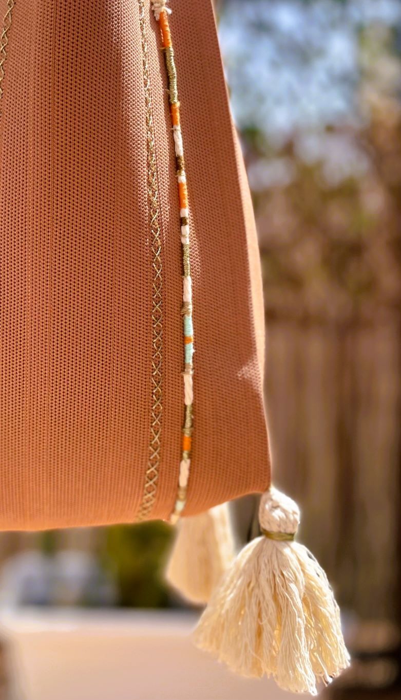 Bolso de verano decorado con borlones