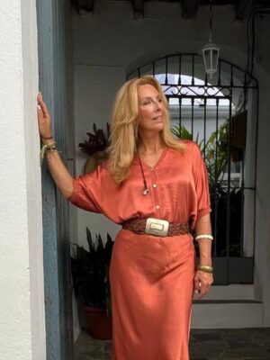 Blusa de satén de escote pico y media manga