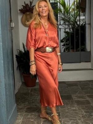 Falda midi de satén color coral