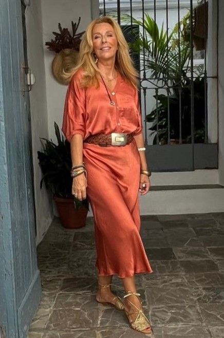Falda midi de satén color coral