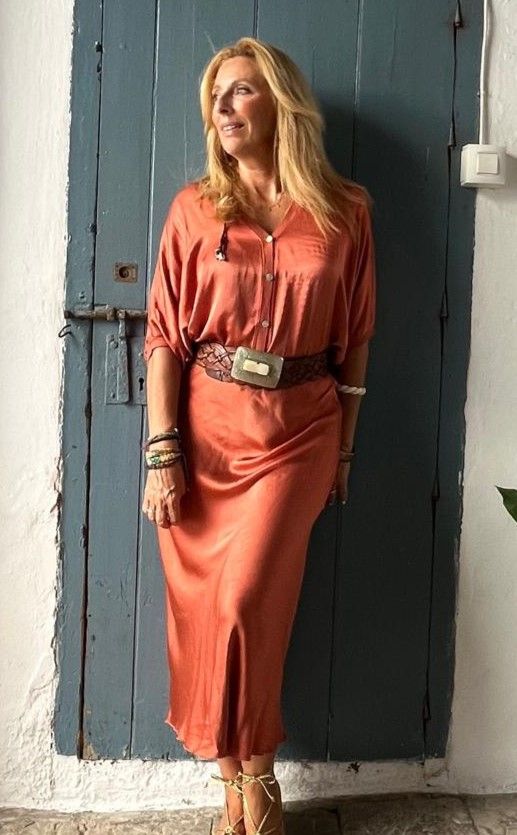 Look en satén de falda midi y blusa