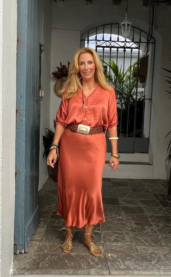 Look en satén de color coral