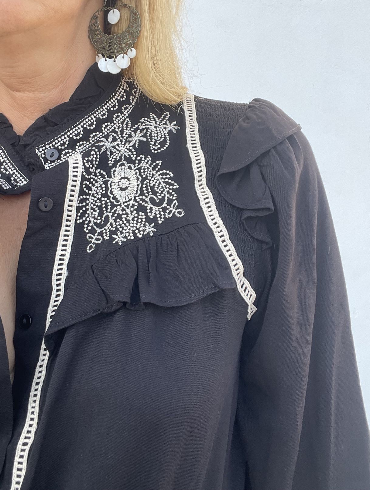 blusa con cuello mao bordado con volantes