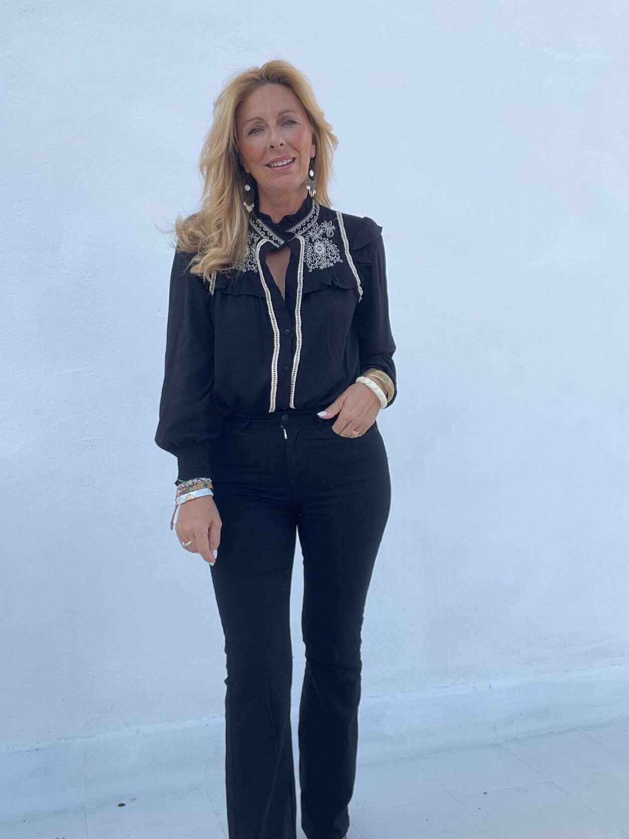 look casual con blusa romántica