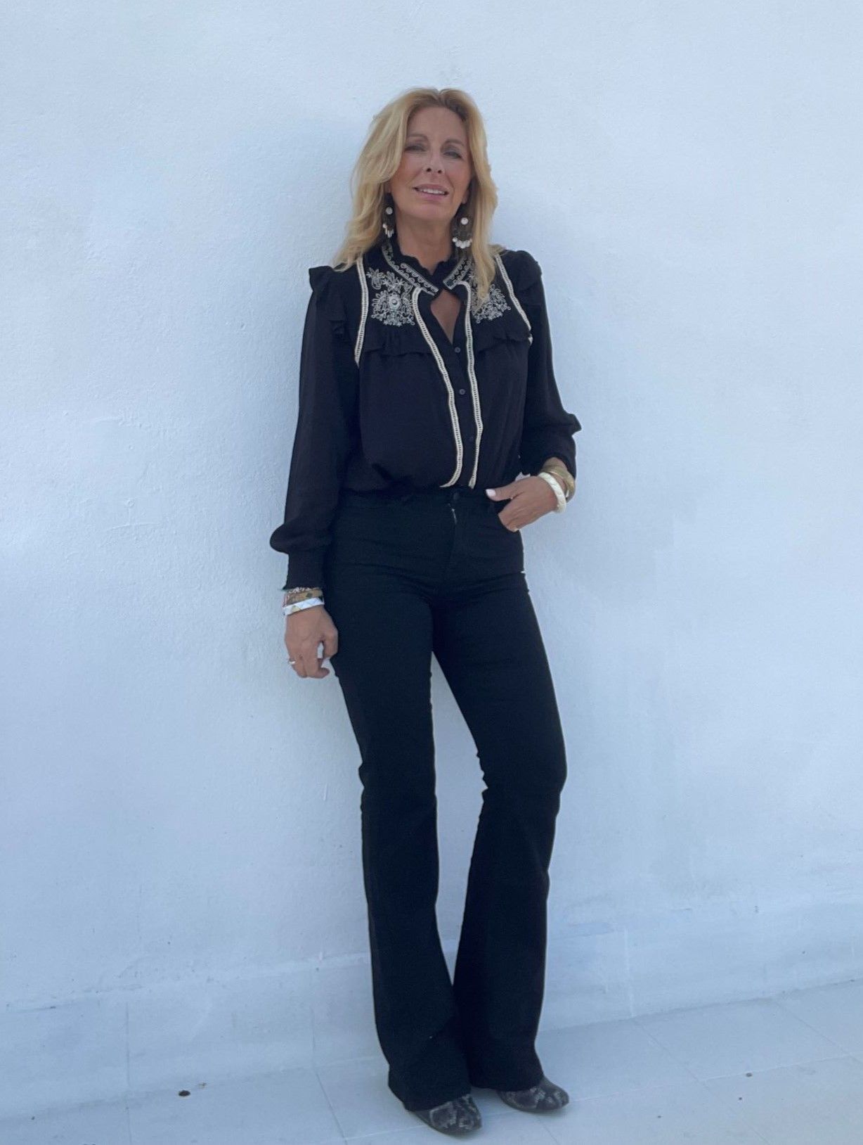 blusa negra con originales bordados y volantes