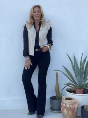 Chaleco de mujer beige decorado con tajuelas y originales volantes
