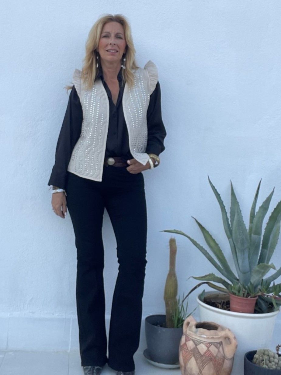 look casual con chaleco beige