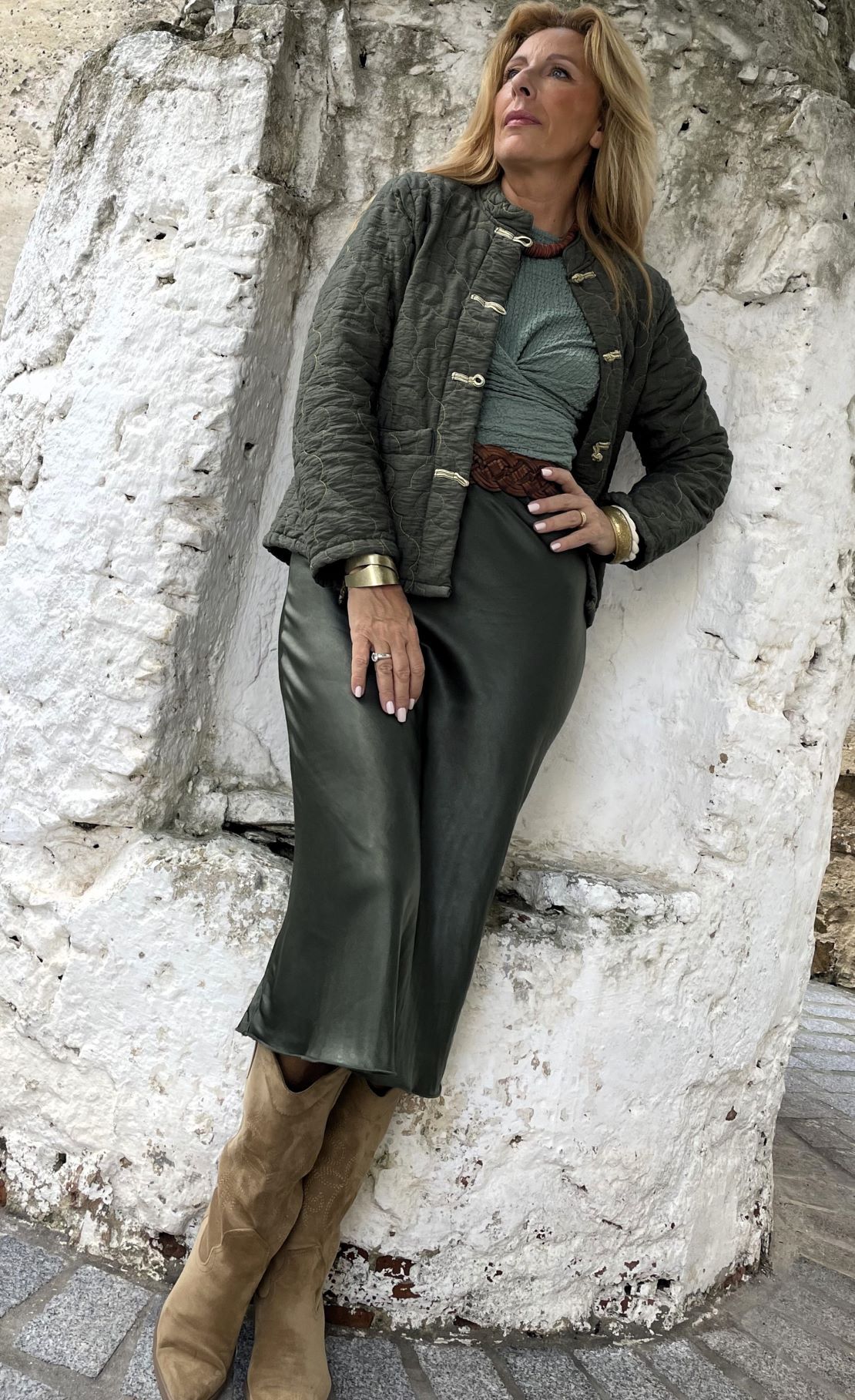 look casual con chaqueta kaki con pespuntes dorados