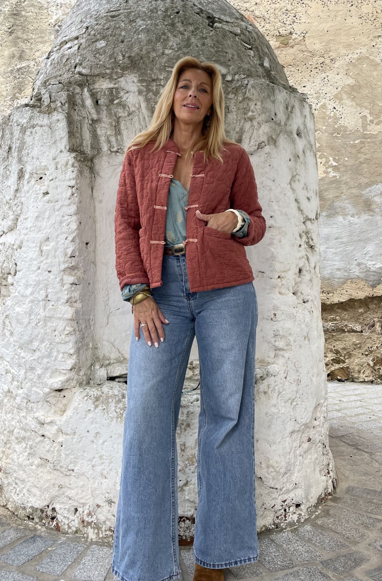 chaqueta acolchada color coral con pespinte dorados