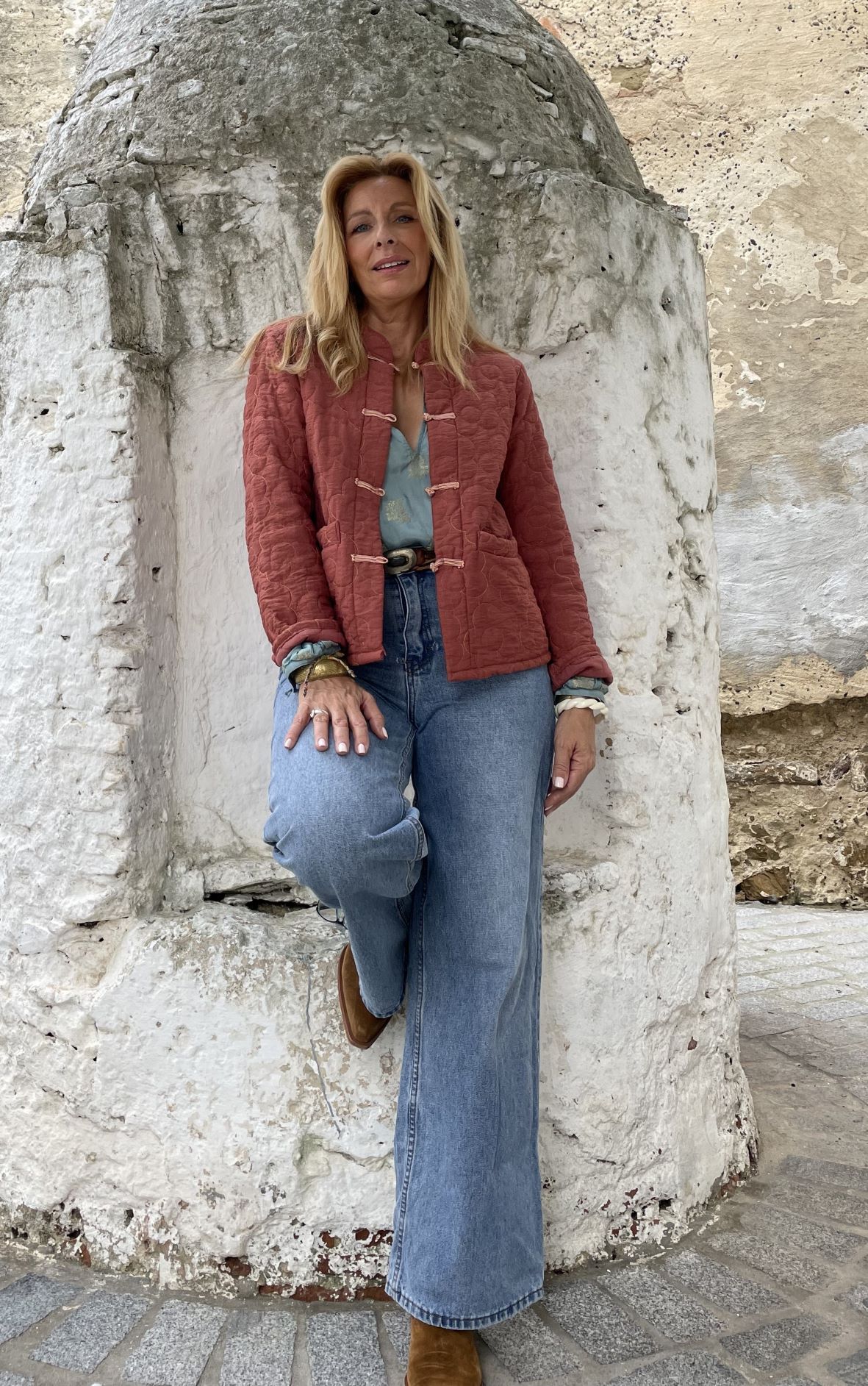 chaqueta casual de mujer con jeans