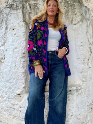 chaqueta mujer con bordado floral, de color azul