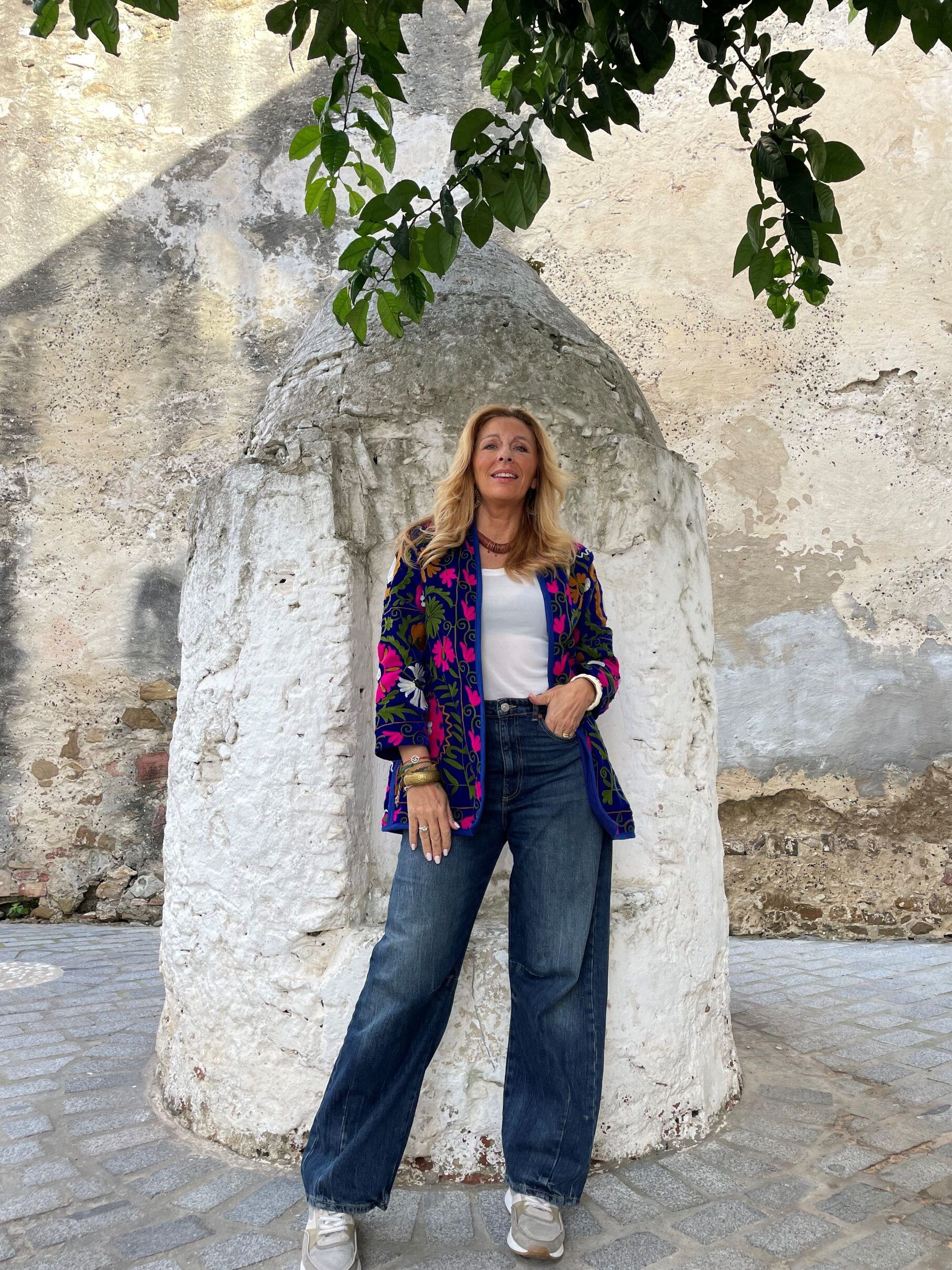look con chaqueta azul con originales bordados flores