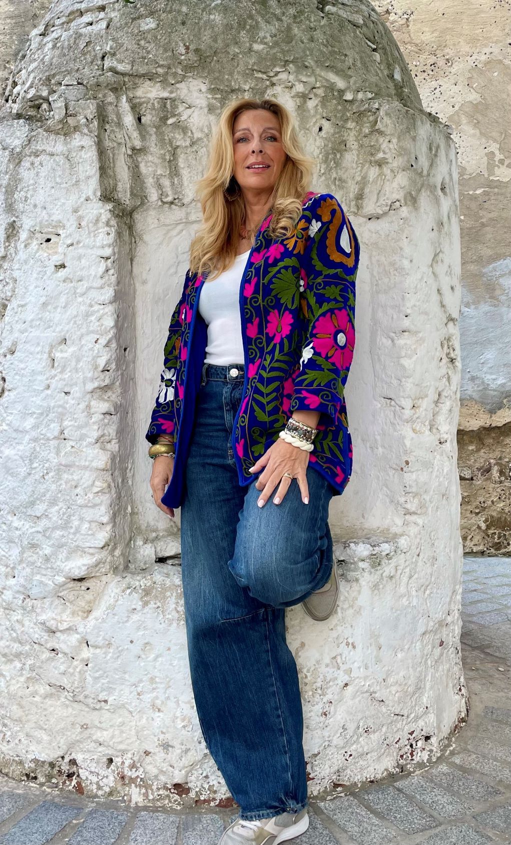 look con chaqueta azul de estilo bohemio