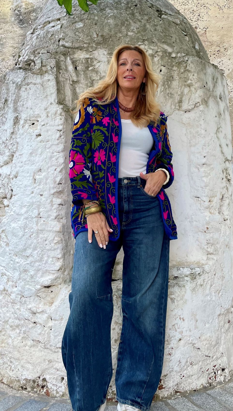 chaqueta mujer con bordado floral, de color azul