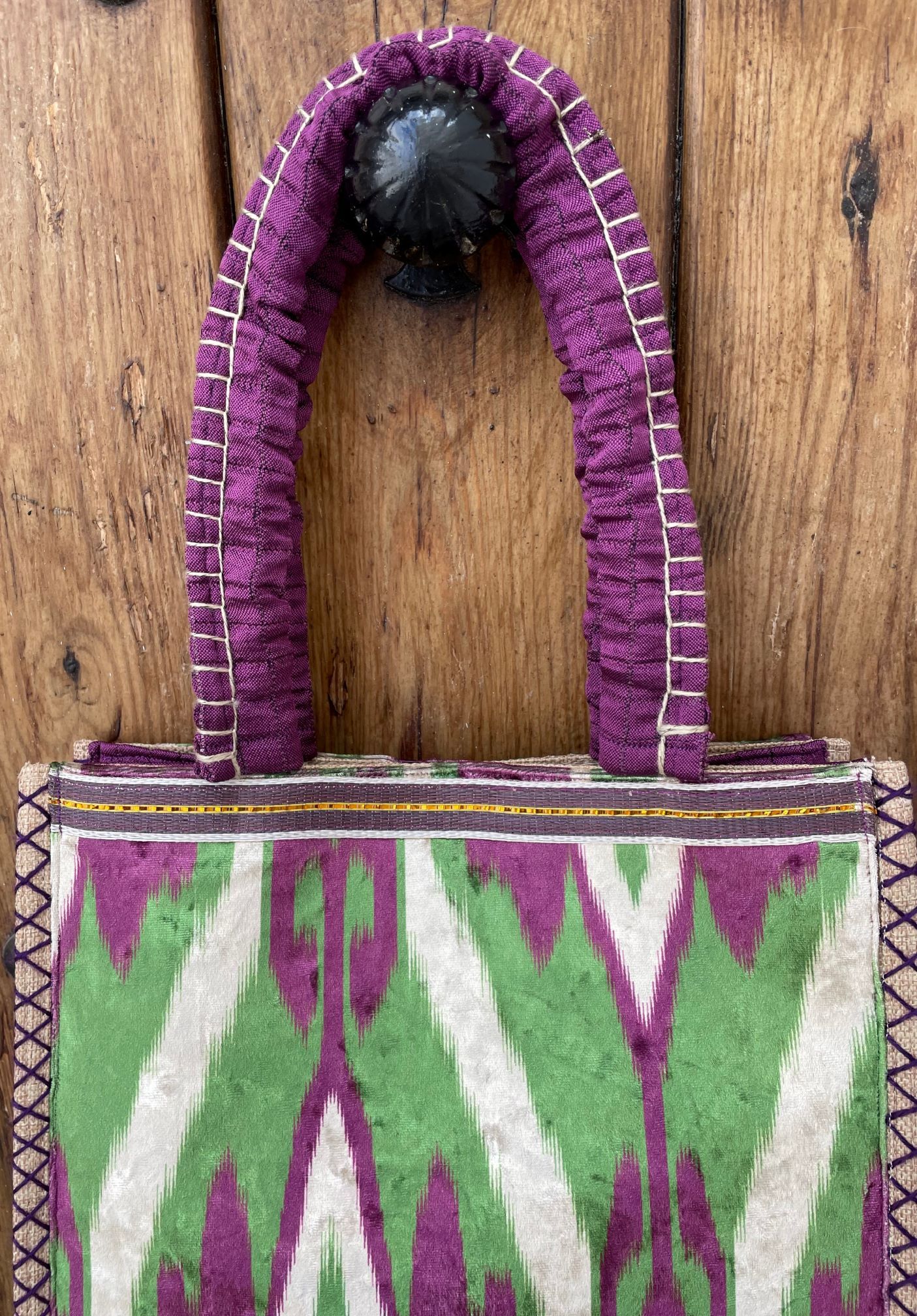 bolso con estampado de ikat en tonos berenjena y verde