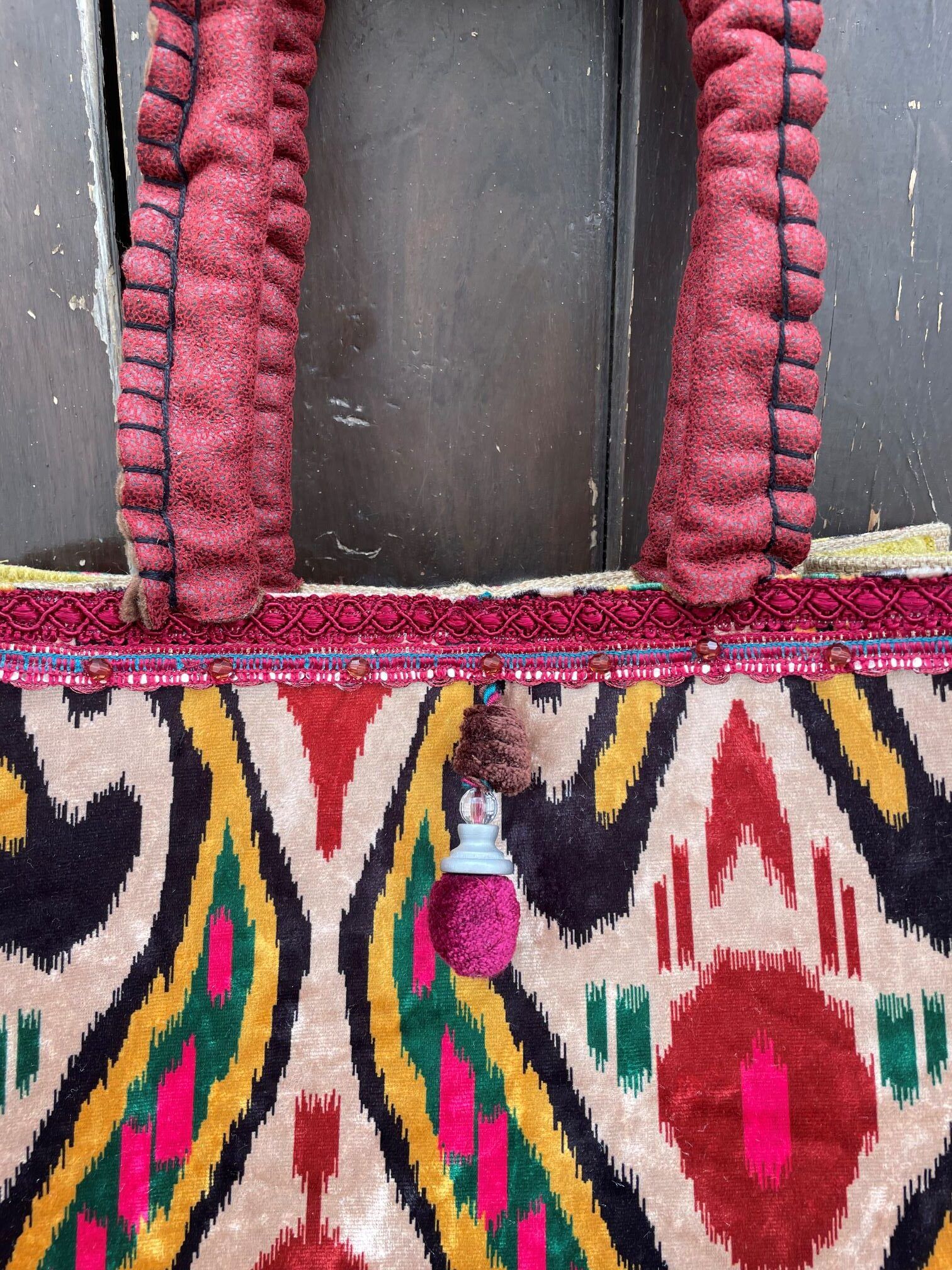 Terciopelo de seda con estampado de ikat, con bordados y borlones