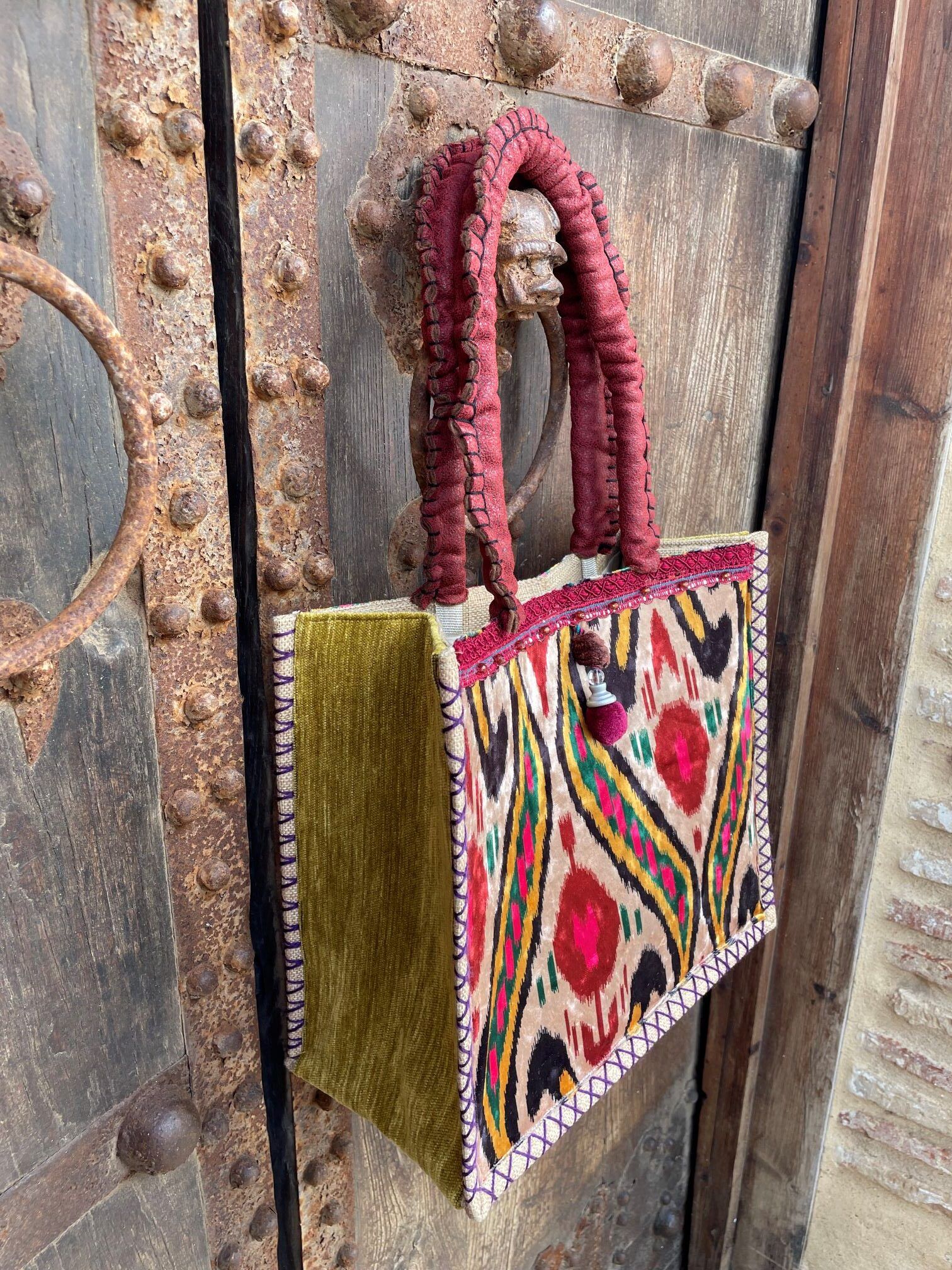 Bolso en terciopelo en estampado de ikat, con originales colores