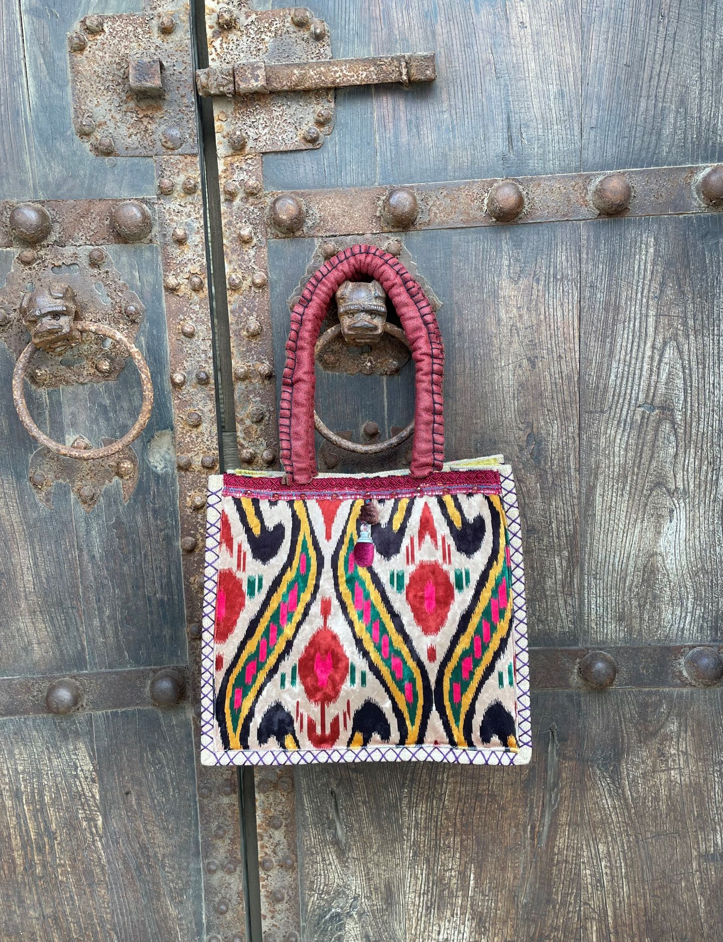 Bolso artesanal elaborado en terciopelo estampado
