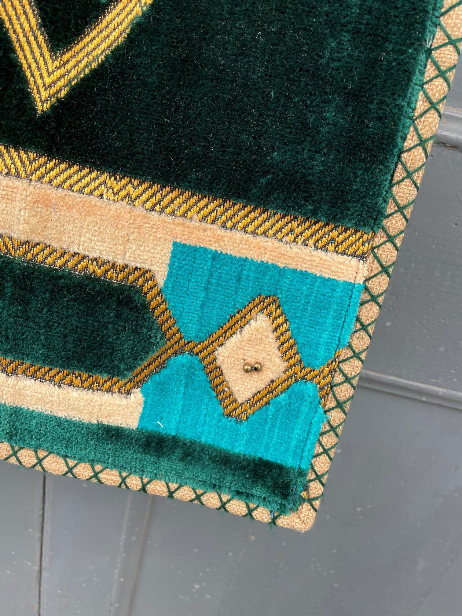 Alfombra turca en tonalidades verde, dorado, y azul