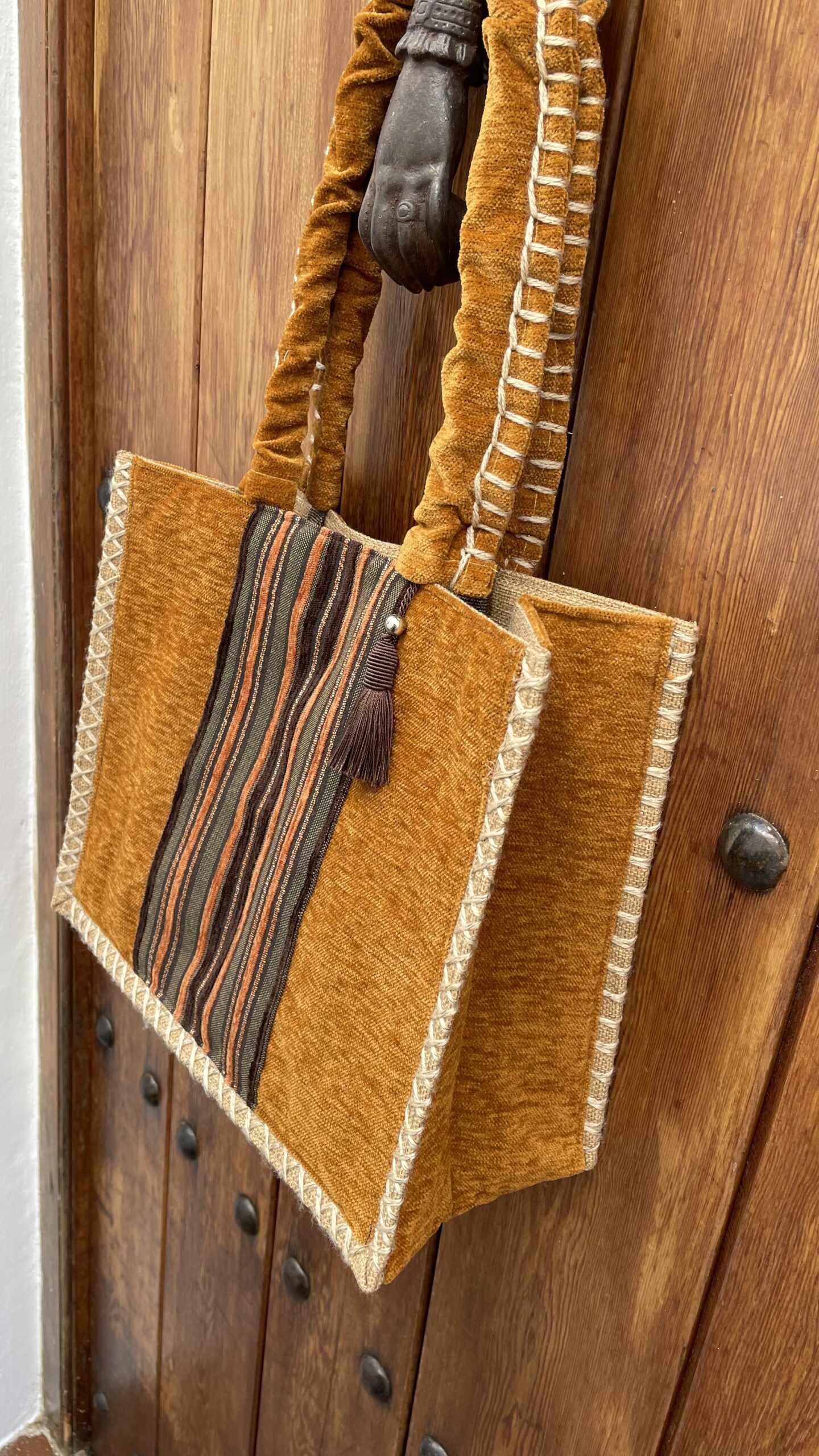 Bolso tote de terciopelo con estilo étnico perfecto para ir de shopping