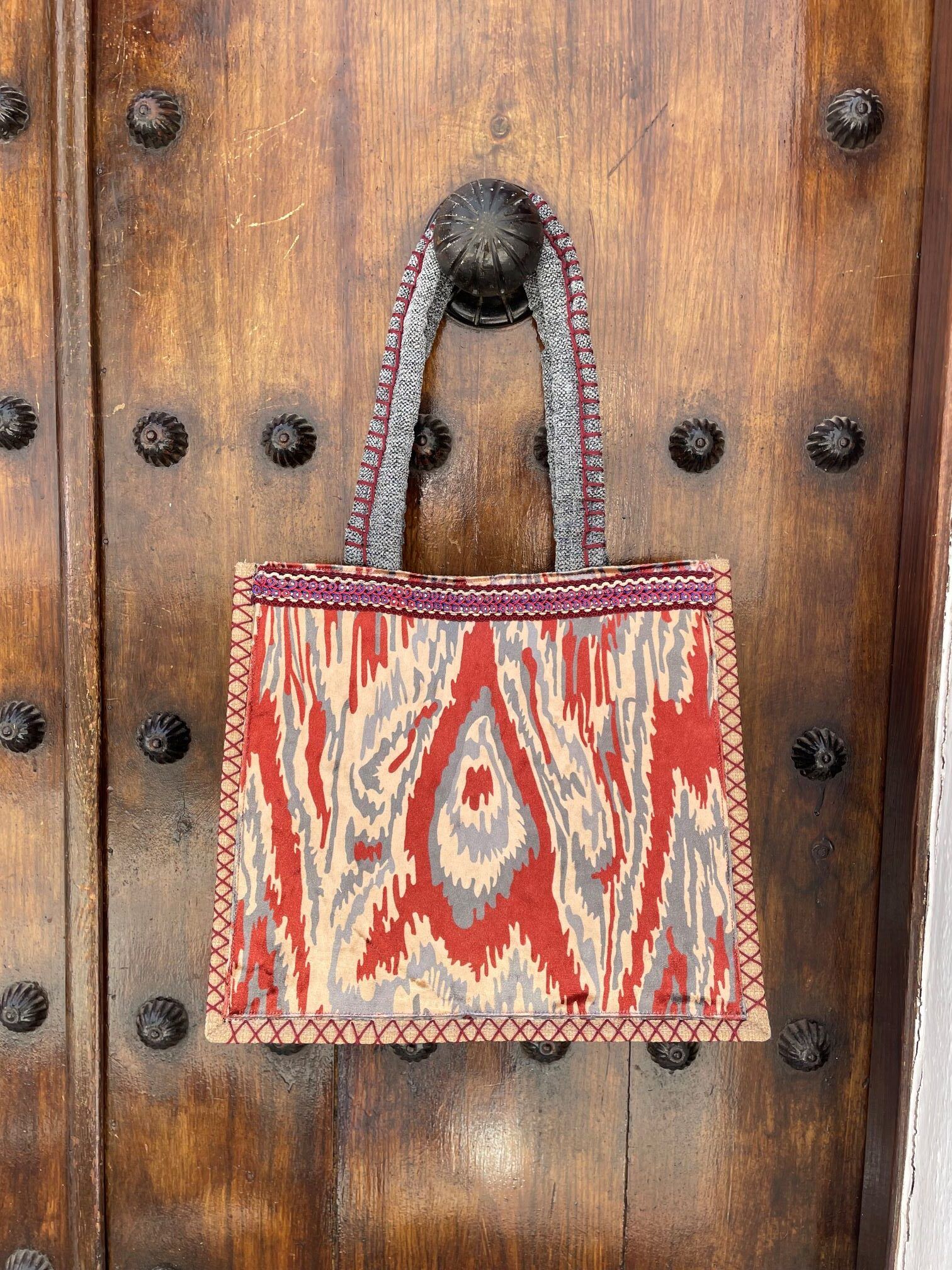 Bolso hecho a mano de terciopelo de seda, de estampado de ikat en color teja y gris