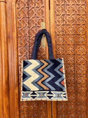 bolso boho diseñado con alfombra en tonos azules y tostados