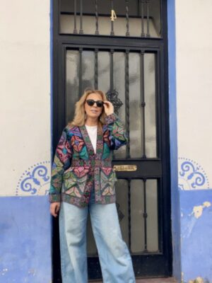 Chaqueta tipo kimono en terciopelo verde bordado a mano con fajín