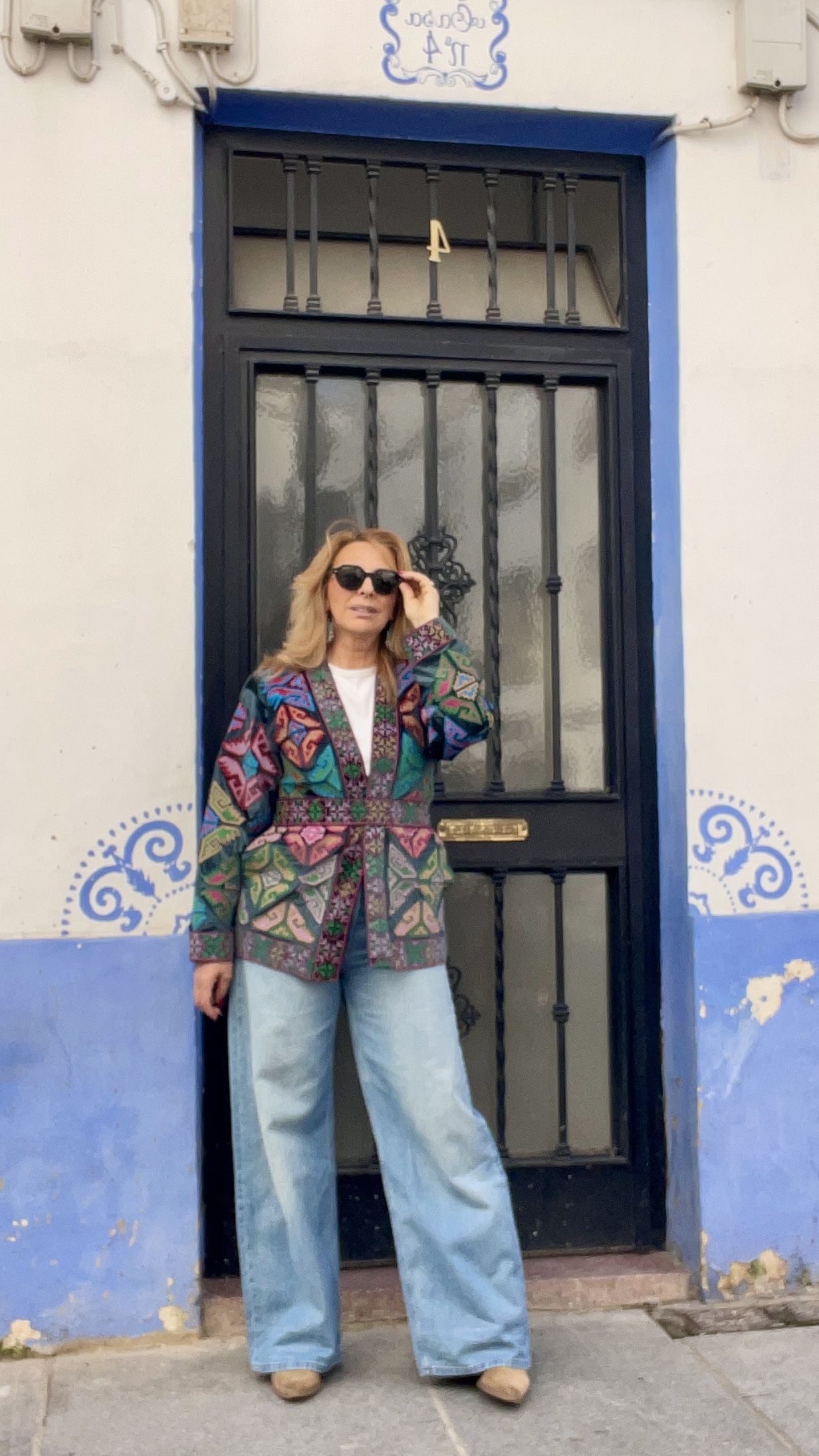 Chaqueta tipo kimono en terciopelo verde bordado a mano con fajín