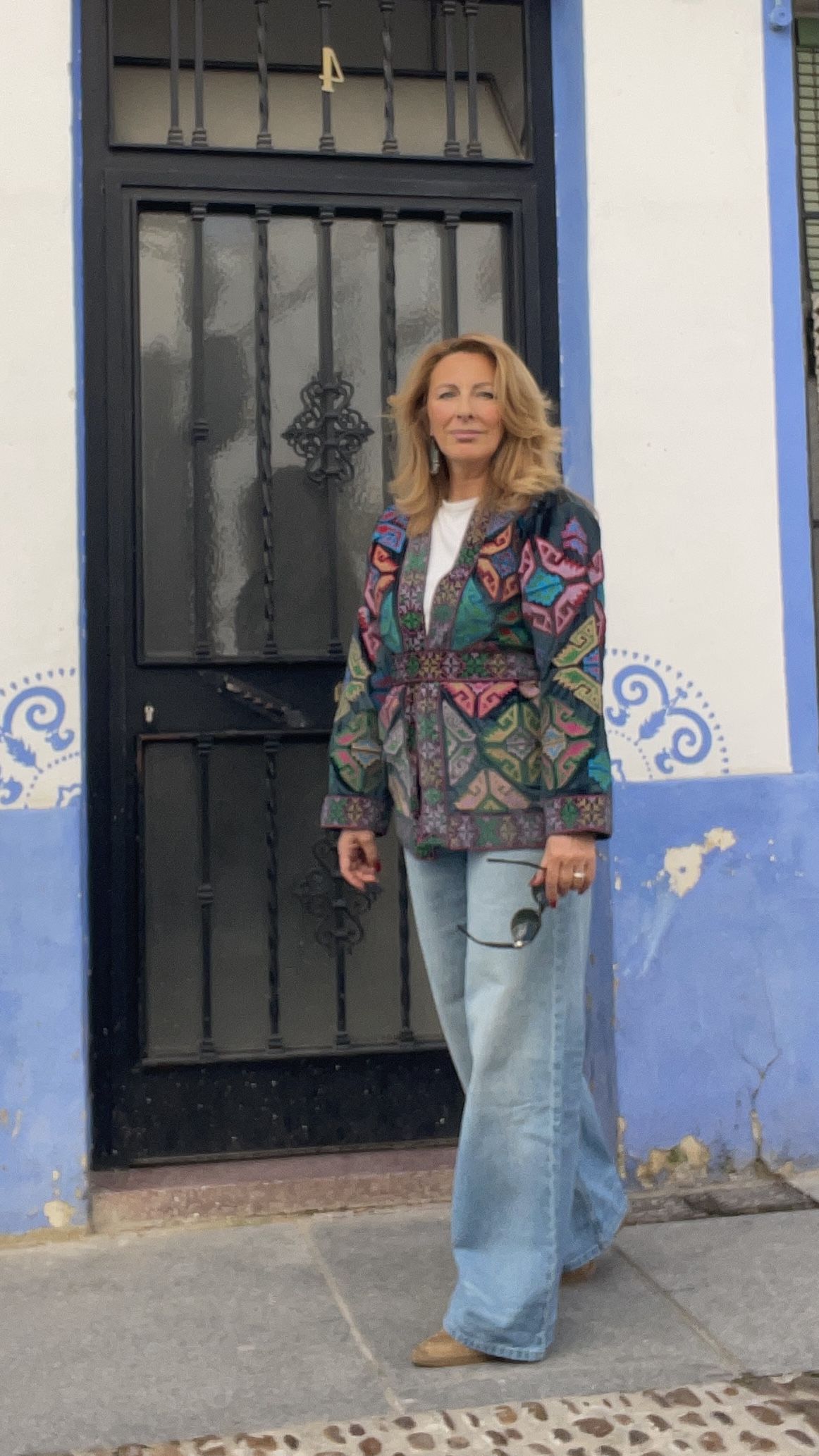 Look de estilo bohemio con chaqueta bordada a mano