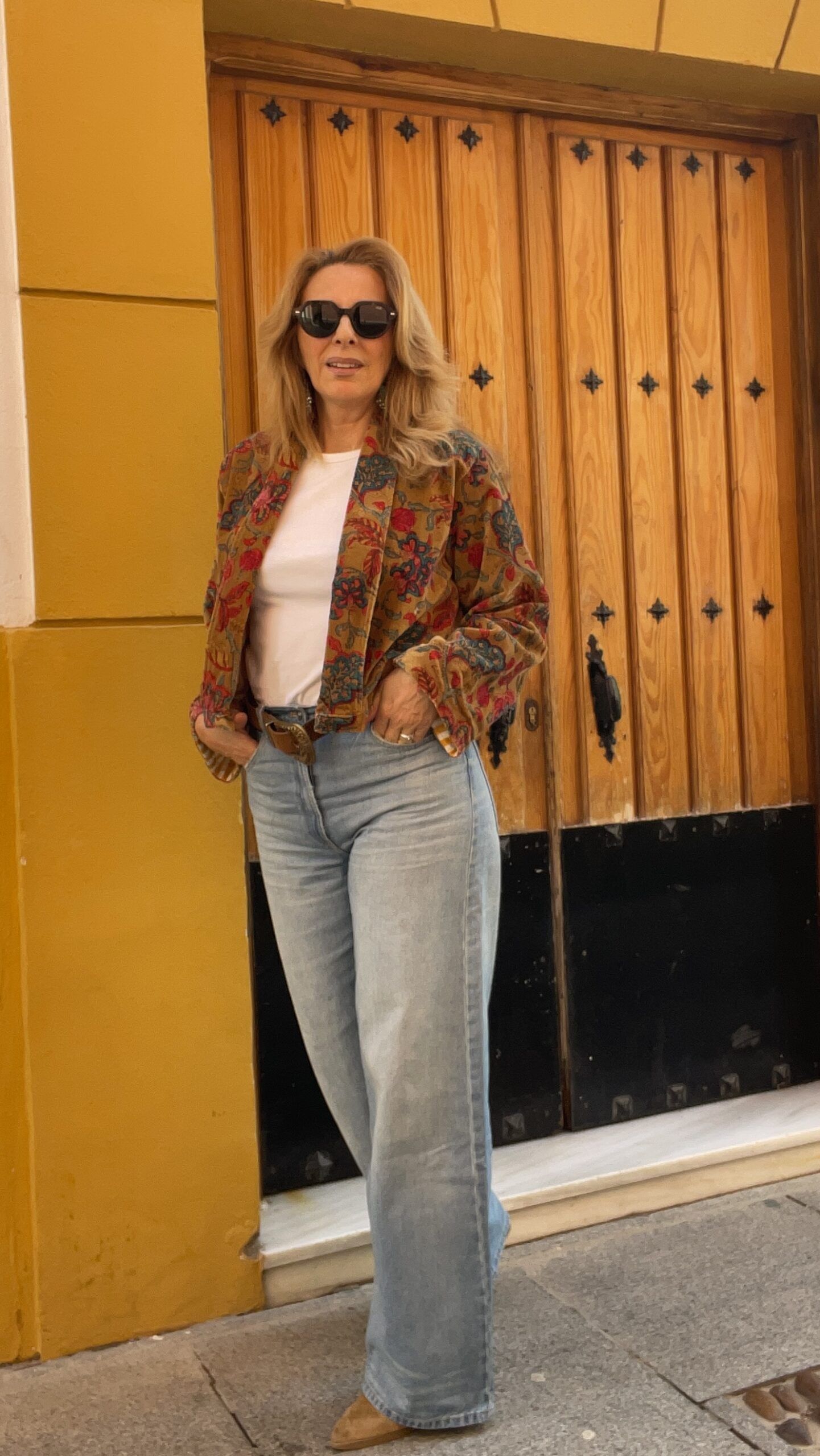 Look de estilo boho con chaqueta de terciopelo