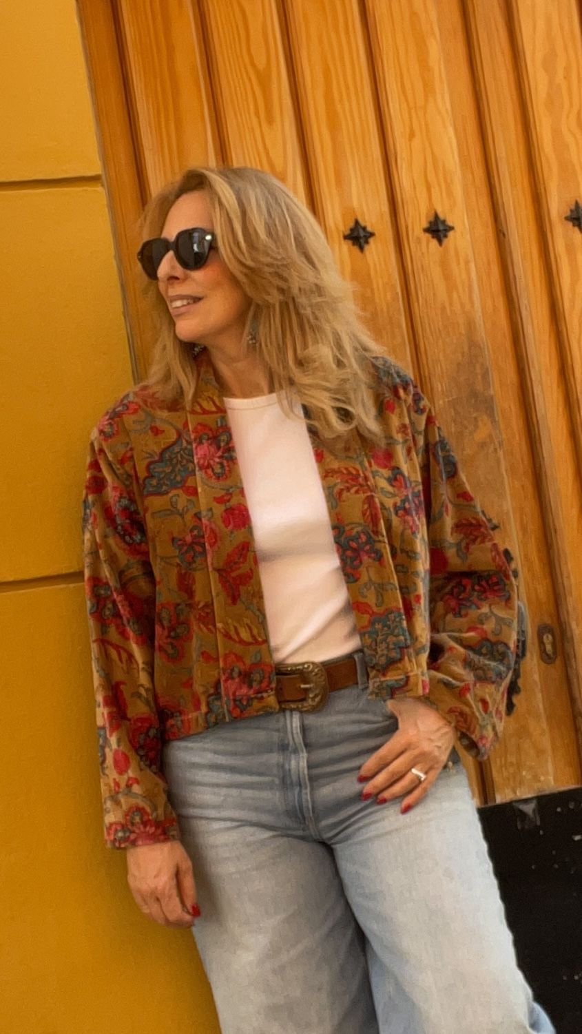 Chaqueta con estampado exótico de color ocre