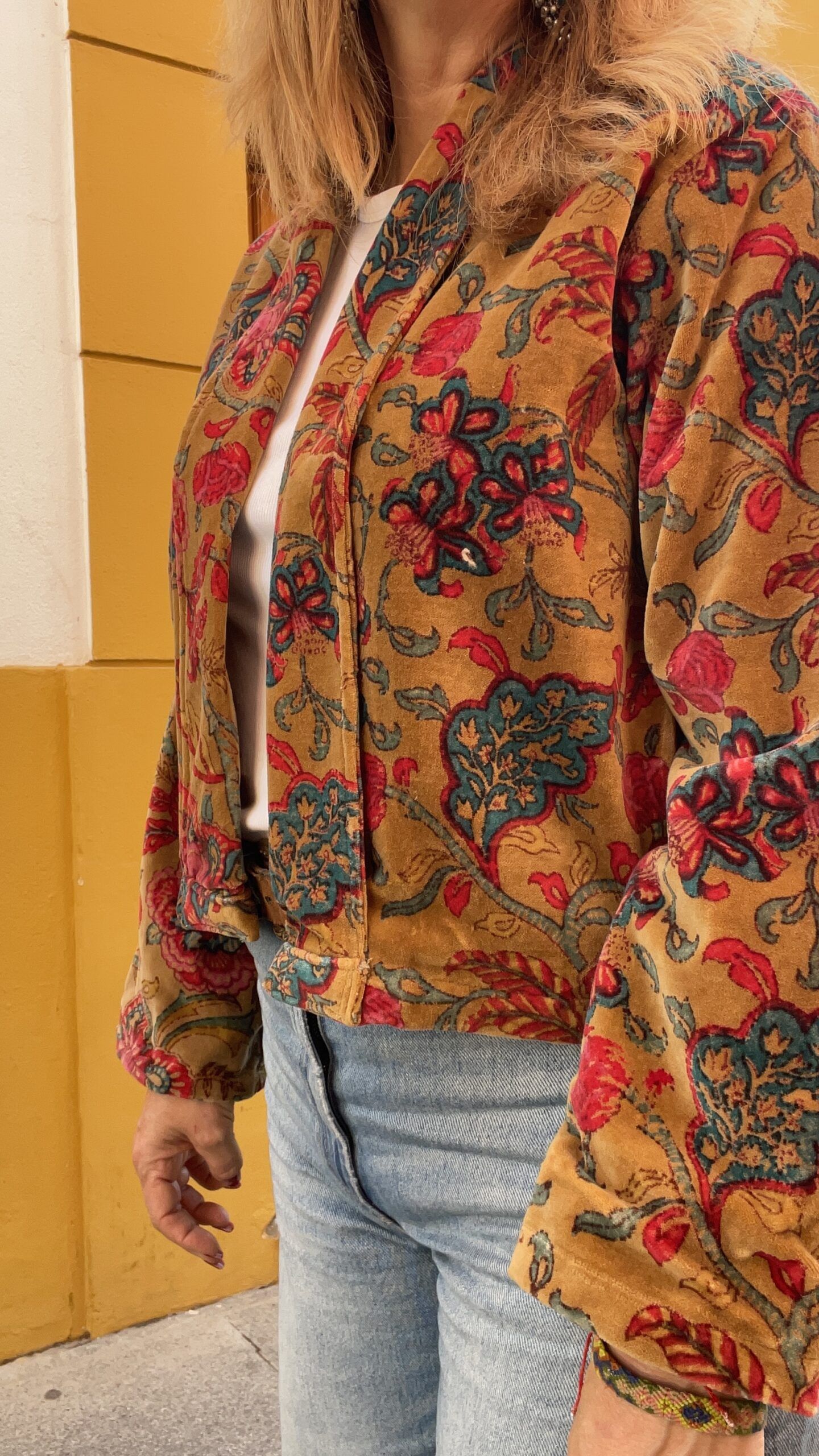 Terciopelo ocre con estampado exótico
