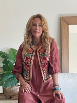 outfit boho con chaleco bordado