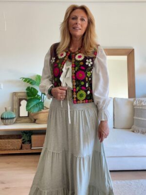 Look boho con chaleco marrón