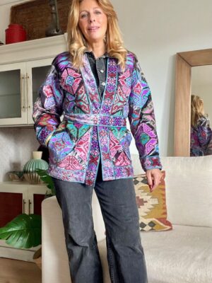 look de chaqueta de terciopelo bordada con jeans