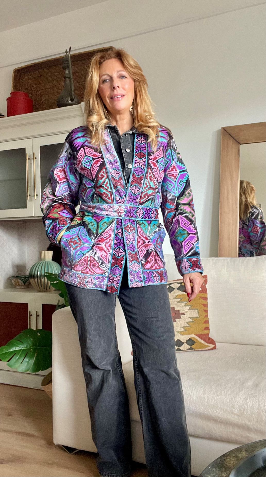 look de chaqueta de terciopelo bordada con jeans