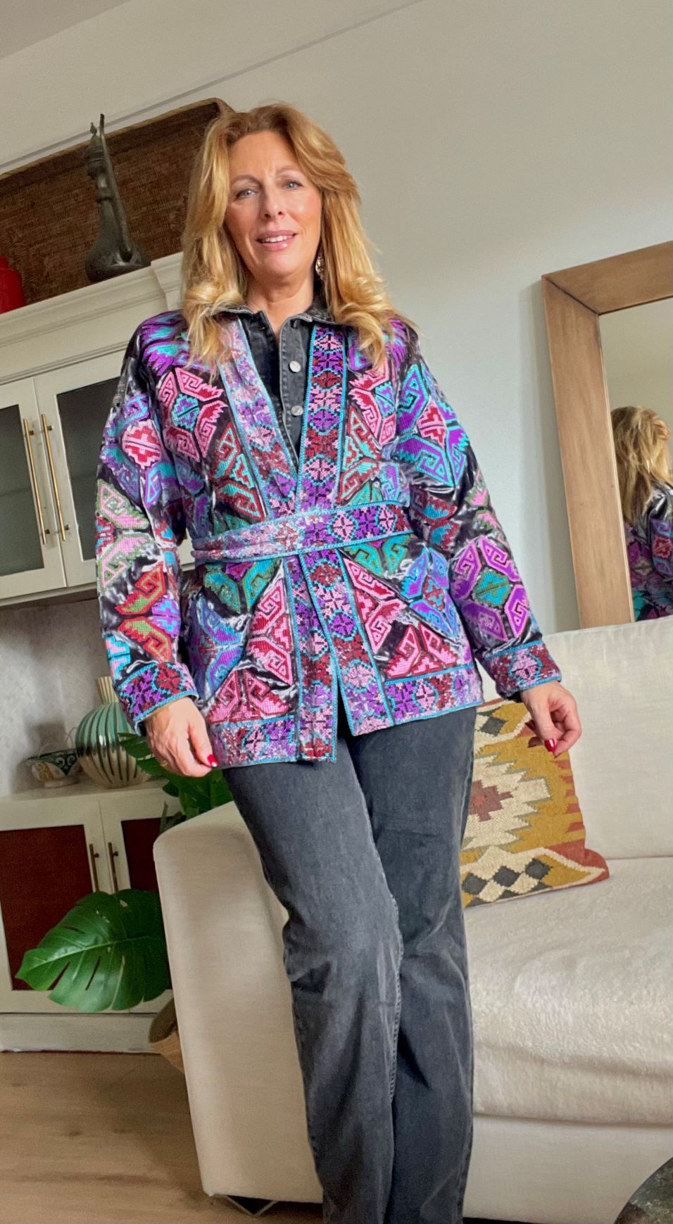 look bohemio con chaqueta de terciopelo bordada
