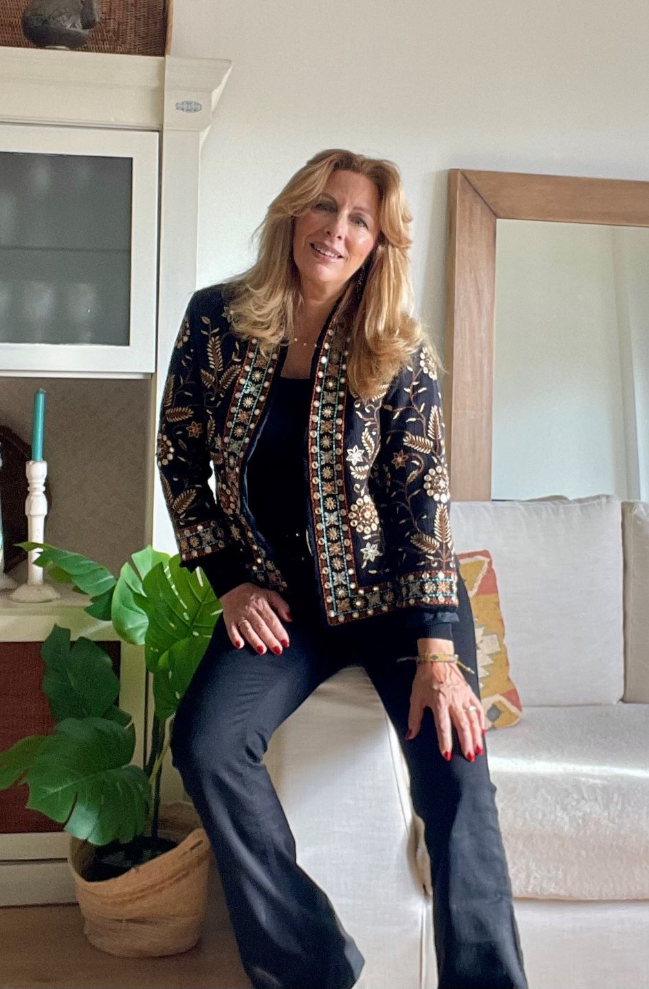 Chaqueta mujer de estilo bohemio de color negro con originales bordados