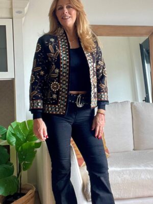 look con chaqueta de estilo bohemio y jeans