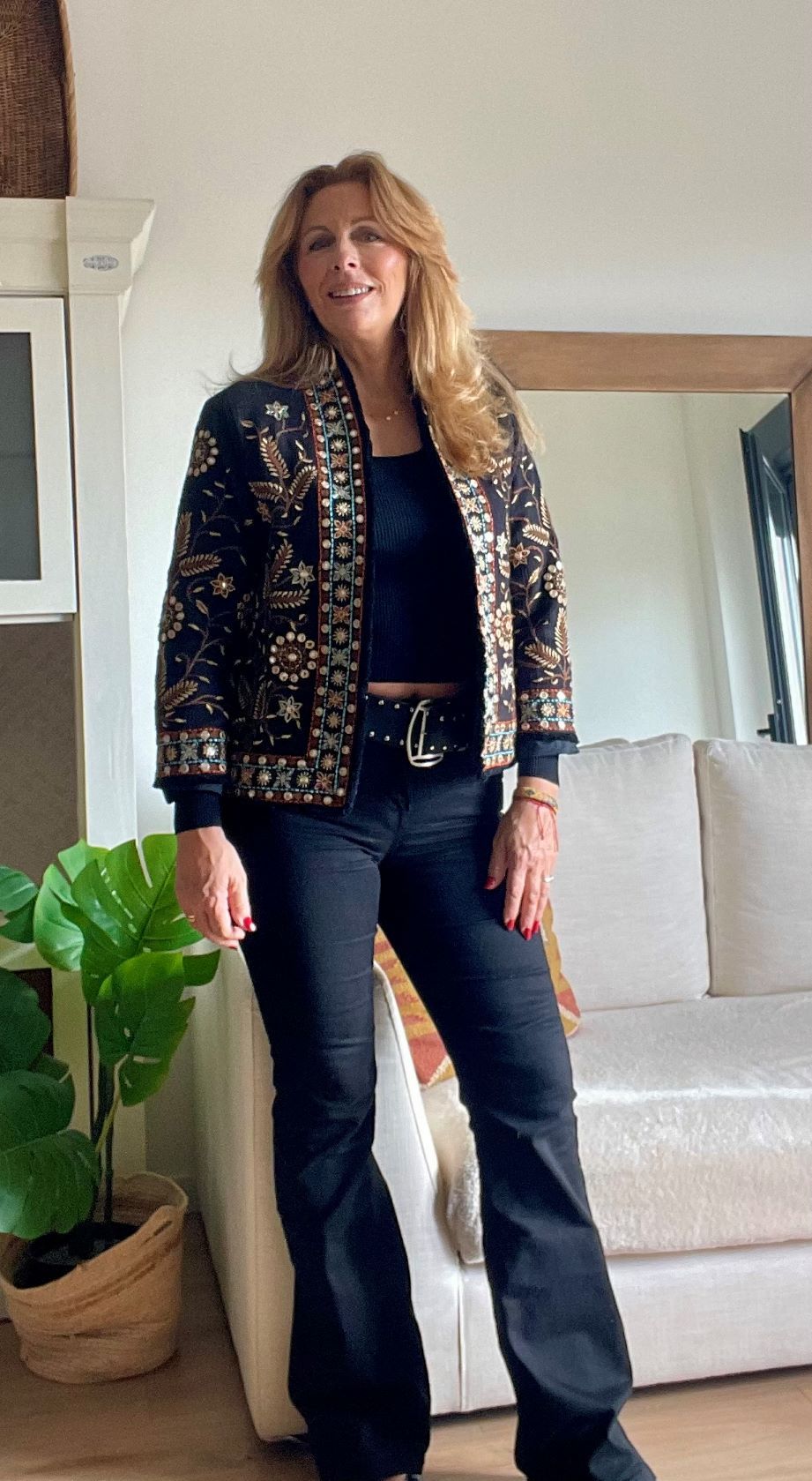 look con chaqueta de estilo bohemio y jeans