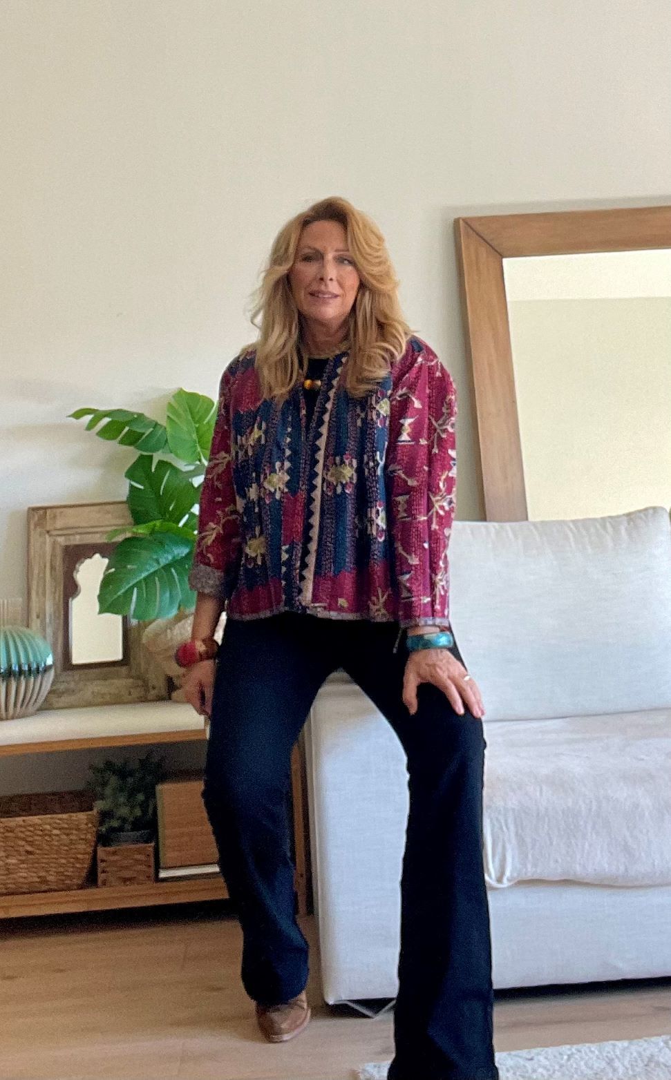 look boho con chaqueta en seda