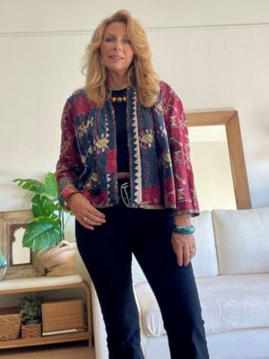 chaqueta corta de seda con estampado étnico en tonos azules y burdeos