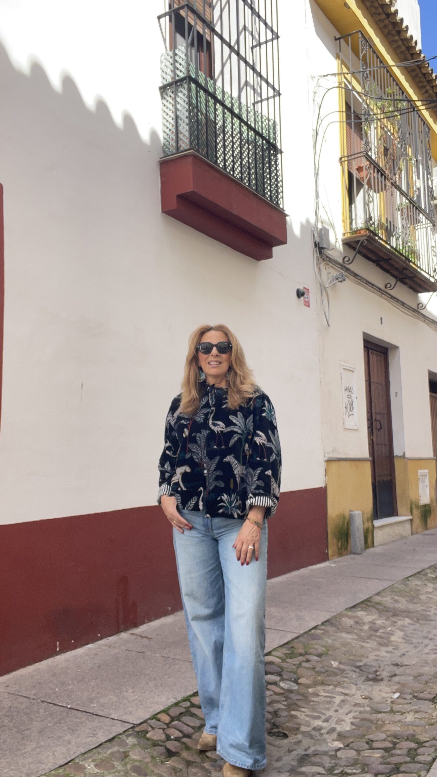 Look boho con chaqueta estampada