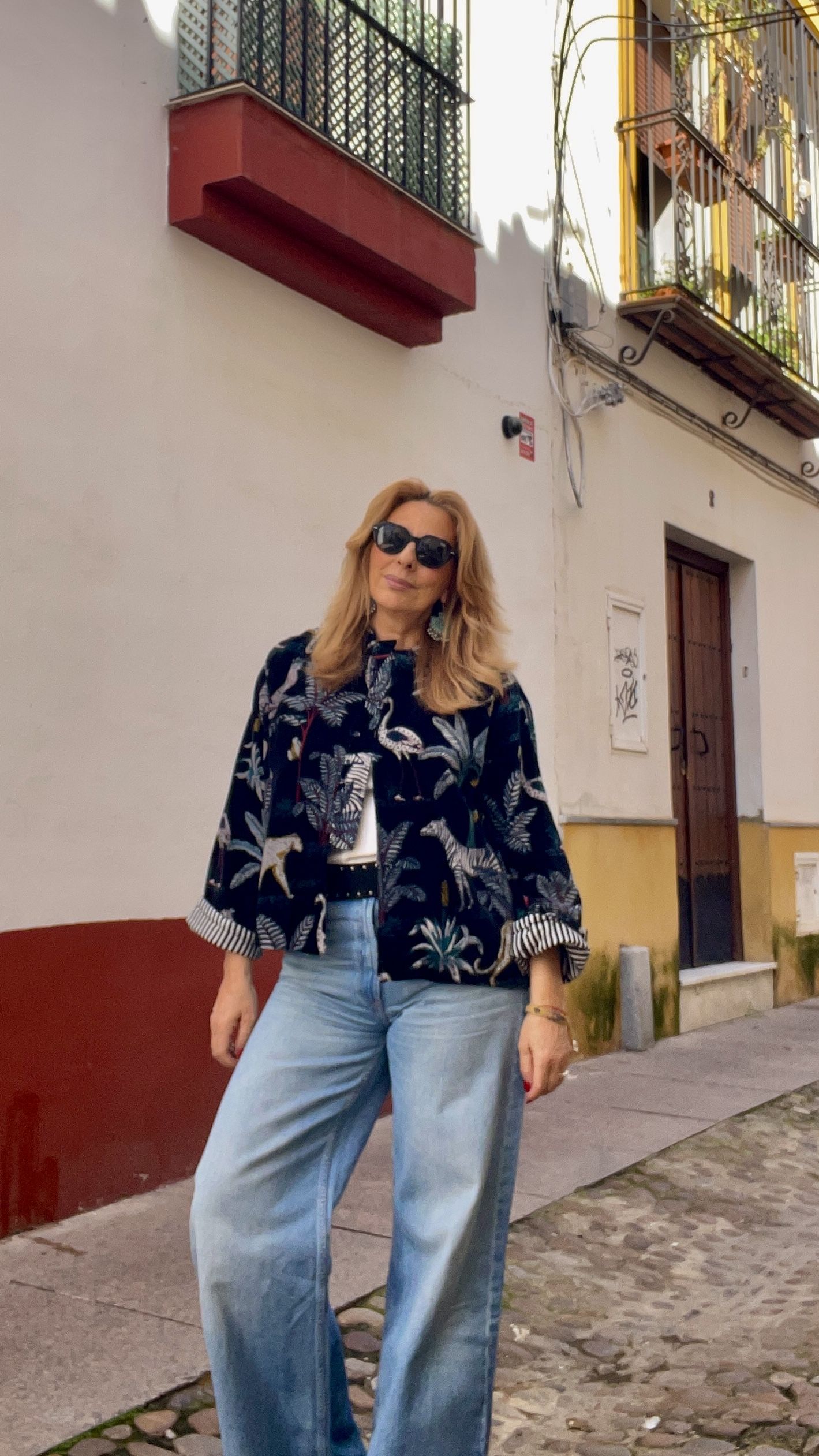 Look casual con chaqueta de terciopelo negro