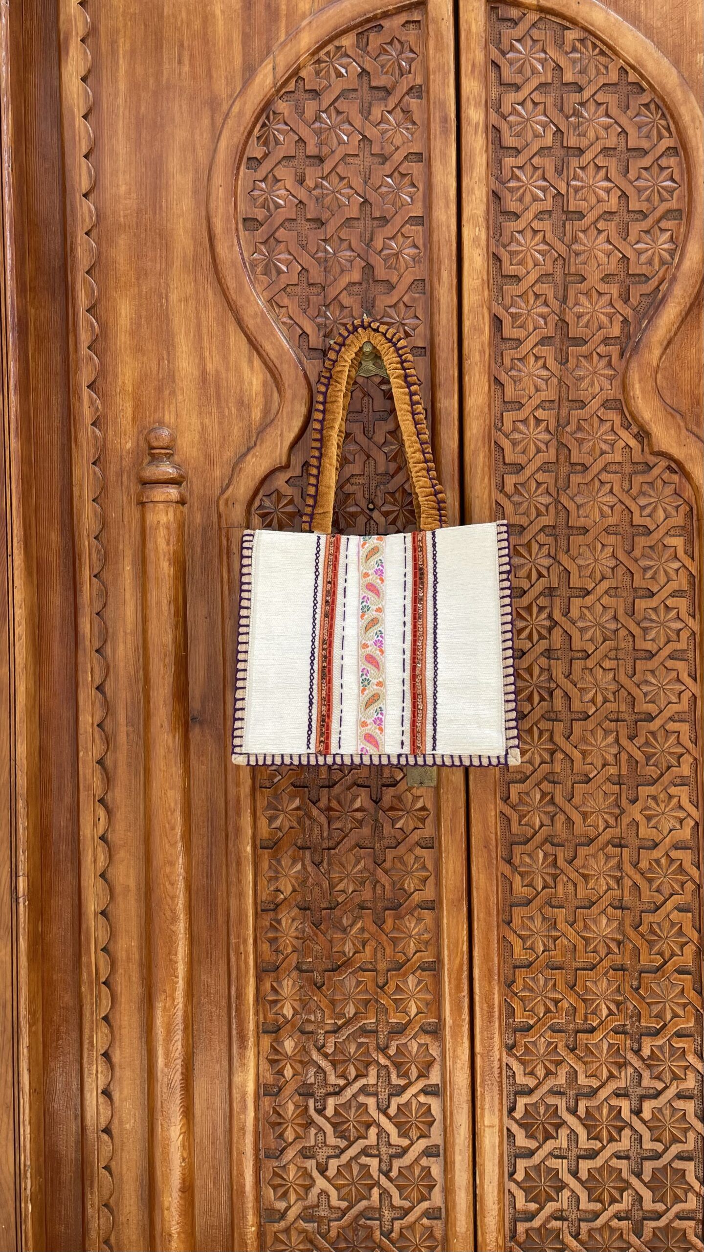 Bolso Tote de estilo bohemio, con una combinación de colores muy original, calabaza, blanco, lila, perfecta para tus los más preciados.